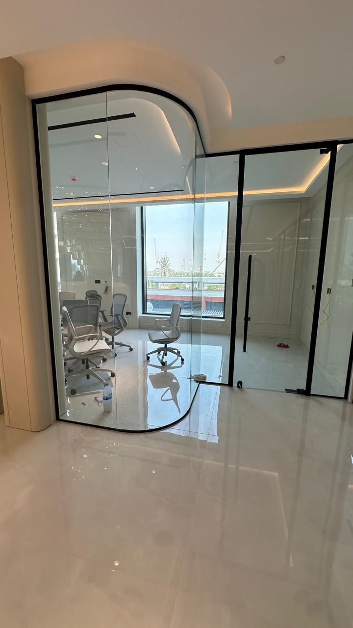 Curved frameless glass office by Pillarstone in the UAE
