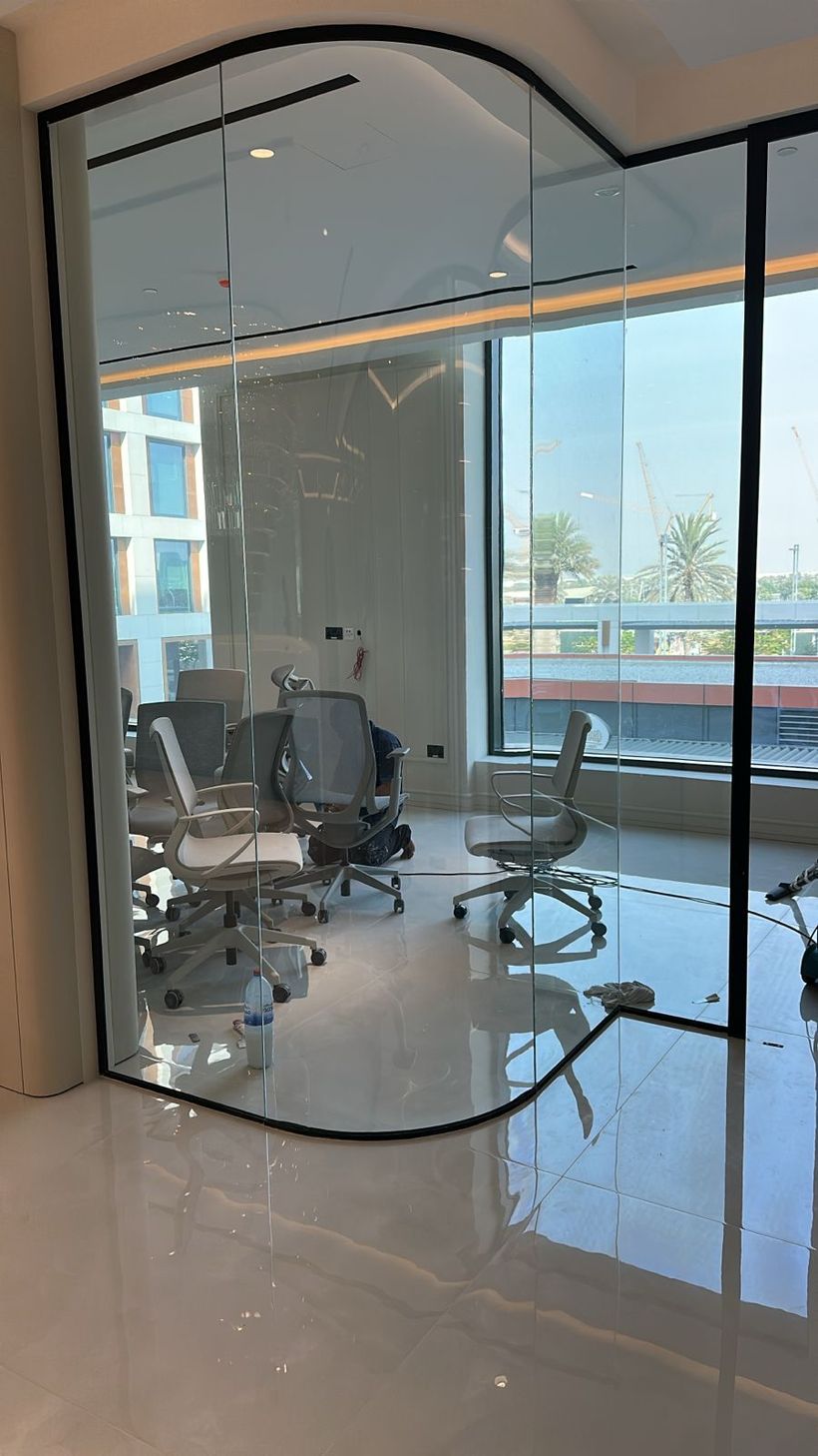 Curved glass meeting room by Pillarstone in the UAE